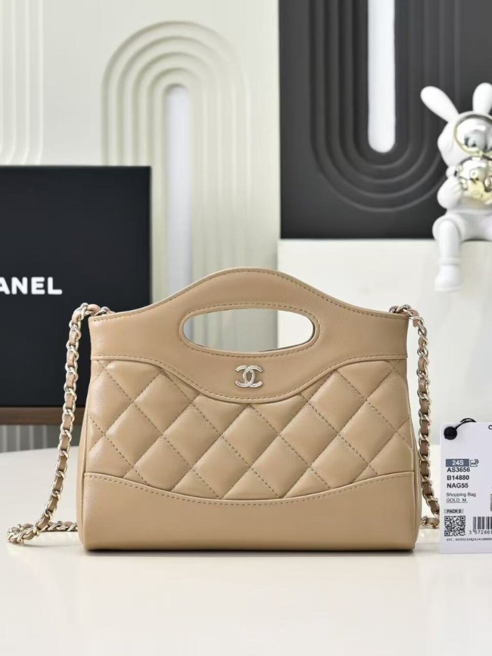 Classic Chanel Bag: A Stylish and Versatile Choice for Elegance - Picture 1 of 6